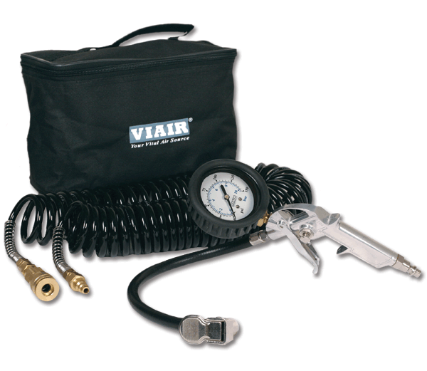 Комплект для подкачки колес VIAIR (манометр 2,5 200 PSI, шланг, сумка) фото 1 — Трамонтан