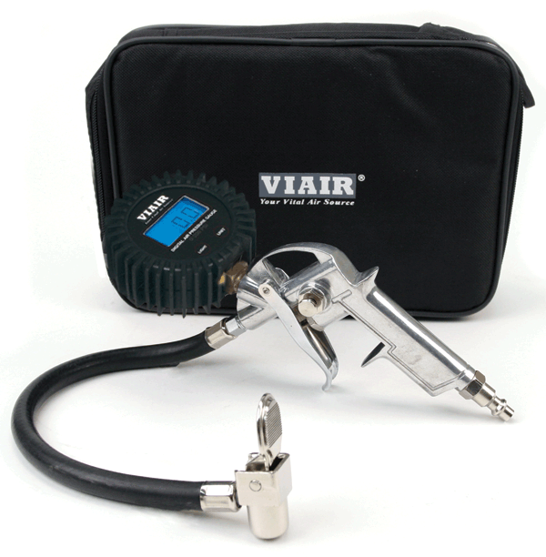 Комплект для подкачки колес VIAIR (цифровой манометр 2,5 200 PSI, сумка) фото 1 — Трамонтан